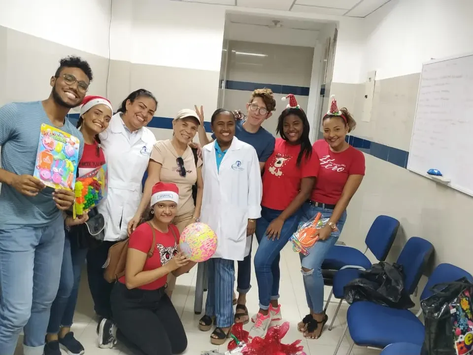 Familiares del fundador de la Maternidad Rafael Calvo entregaron aguinaldos a pacientes