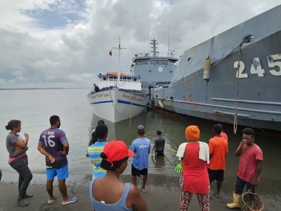 Armada rescata 25 personas y evitó hundimiento de embarcación