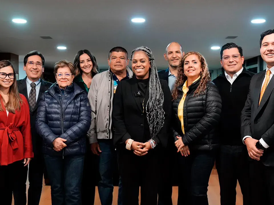 Se inicia transición a nuevo modelo de salud para los maestros del país