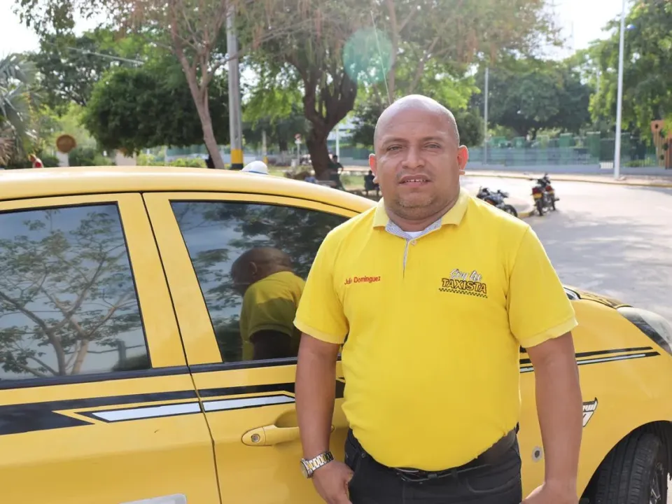 Anuncian entrega de compensaciones a taxistas por alza de gasolina