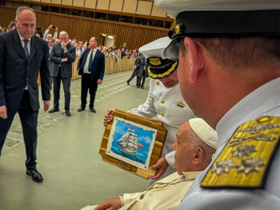En el Vaticano, Papa Francisco bendice tripulación del Buque Gloria