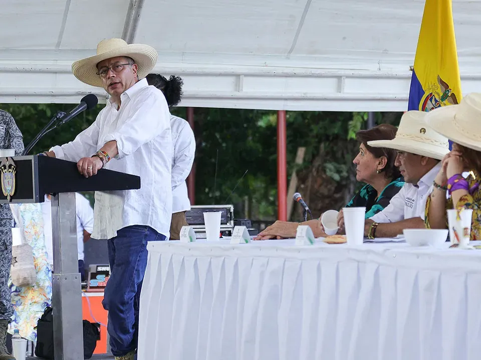 Funcionarios deben salir por indicios de corrupción: Presidente Petro
