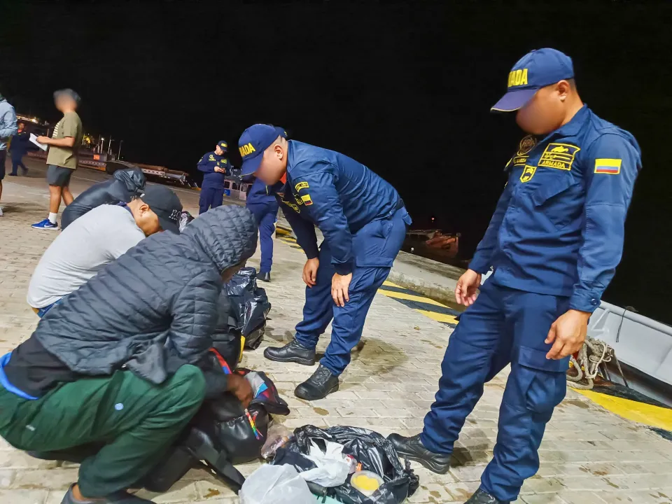 Armada rescata a 32 migrantes irregulares