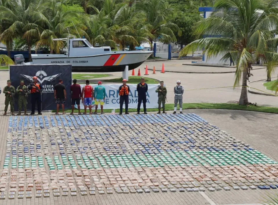 Armada incauta más de dos toneladas de cocaína