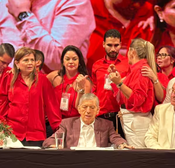 Reelegido César Gaviria como director único del Partido Liberal