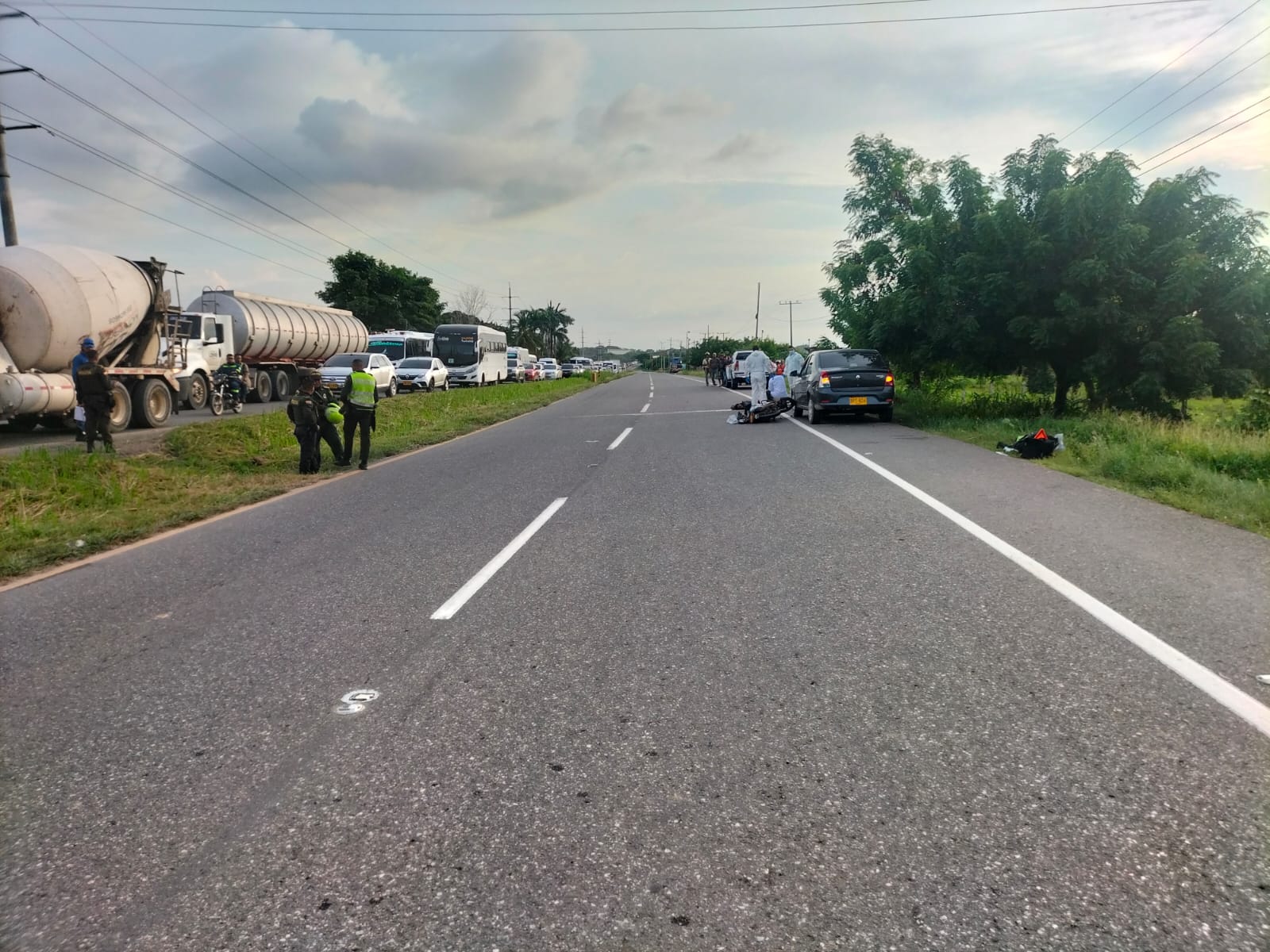 Muere motociclista atropellado por tractocamión en la Variante