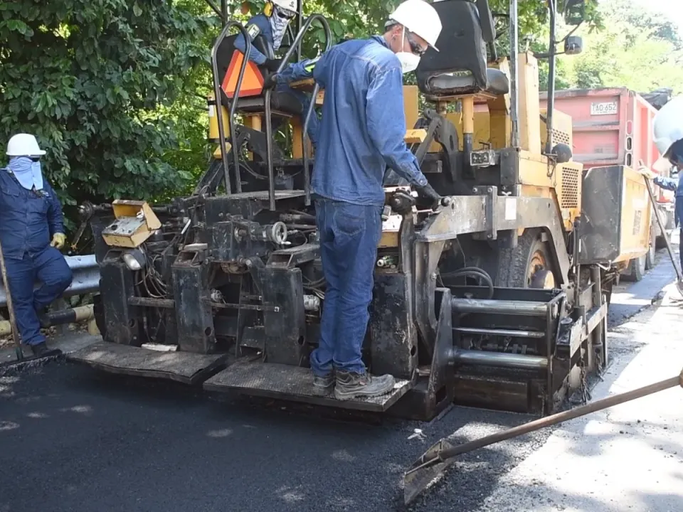 Ecopetrol lidera uso de asfalto modificado con plástico para 21 proyectos viales