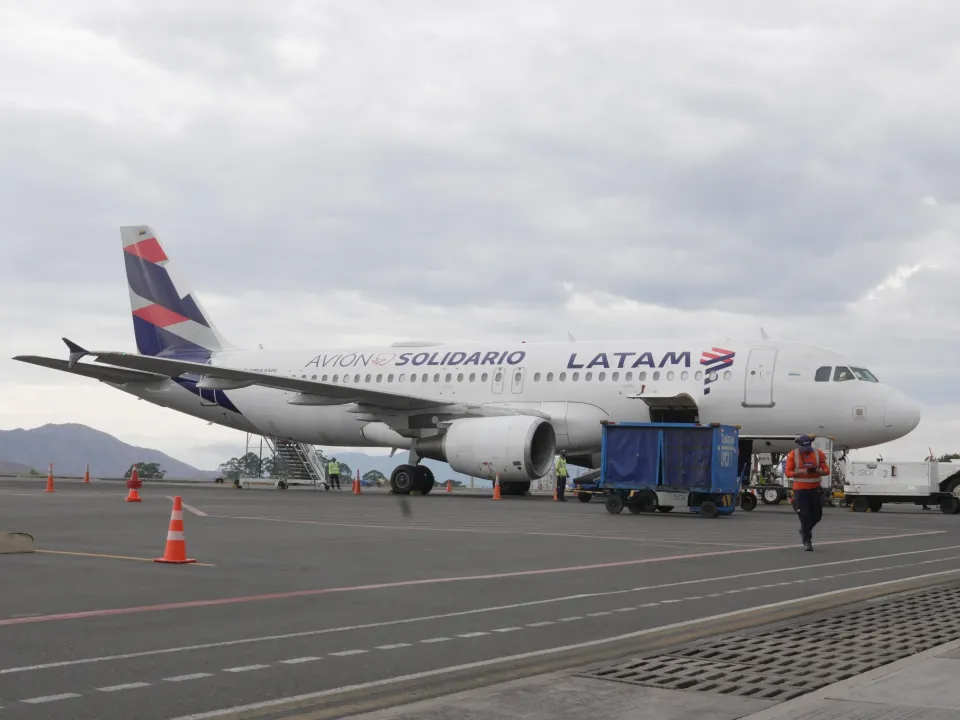 LATAM Airlines activa avión solidario para apoyar a afectados por lluvias en Colombia