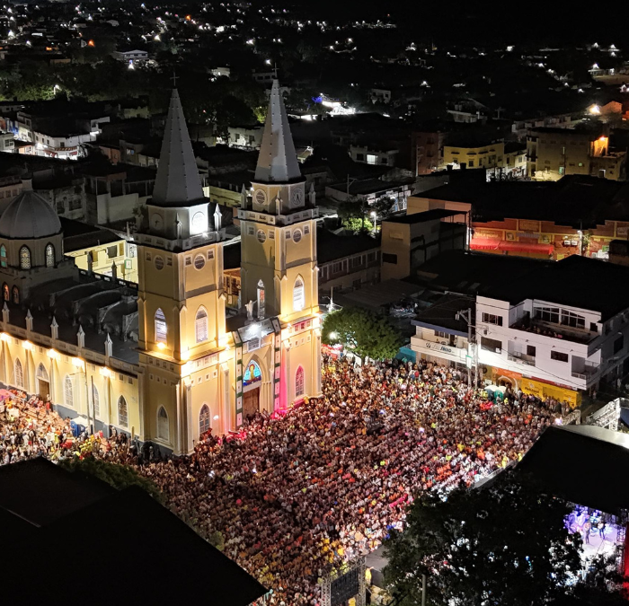 En una noche vibrante, se llevó a cabo la ceremonia de Elección y Coronación de la Reina del Carnaval Comunal. Ana Miguel Mendoza, del barrio El Milagro, fue coronada por la Señorita Bolívar, Andrea Vásquez Franco.