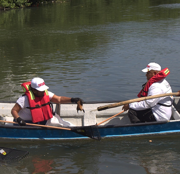 El Instituto Distrital de Acción Comunal de Cartagena y el Caribe avanza en una serie de acciones para el mantenimiento y limpieza de las riberas del canal Juan Angola.