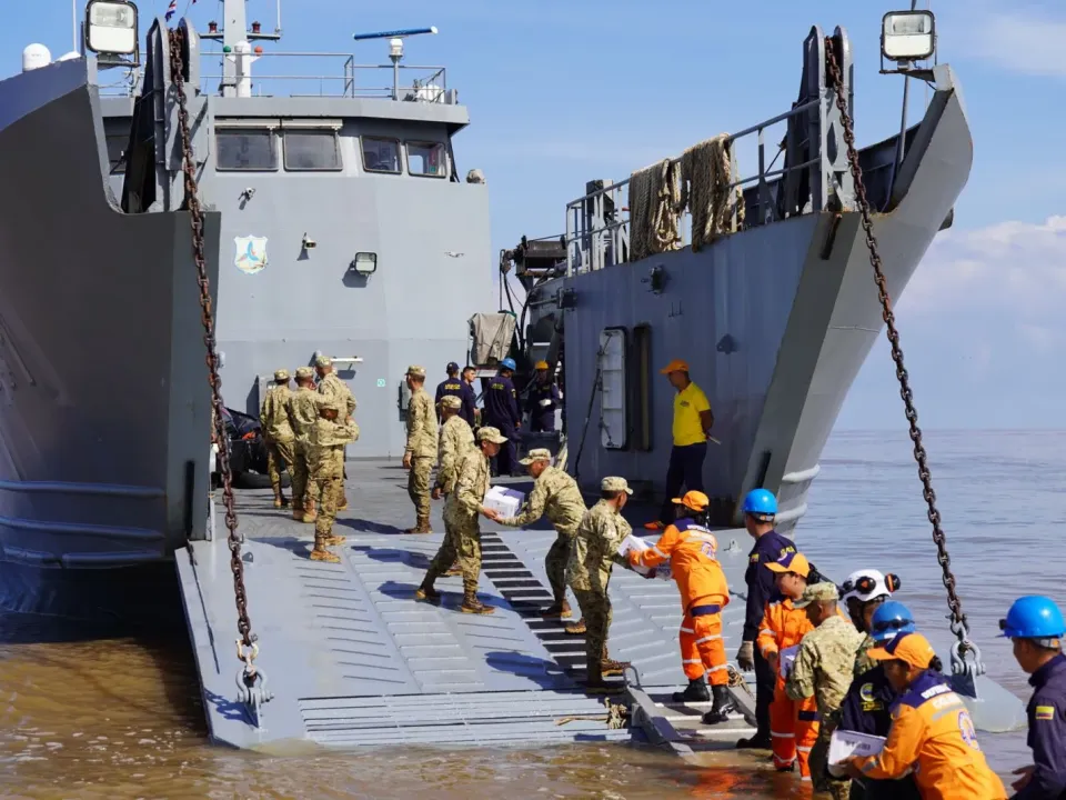 Fuerza pública y entidades estatales entregan ayudas en La Guajira