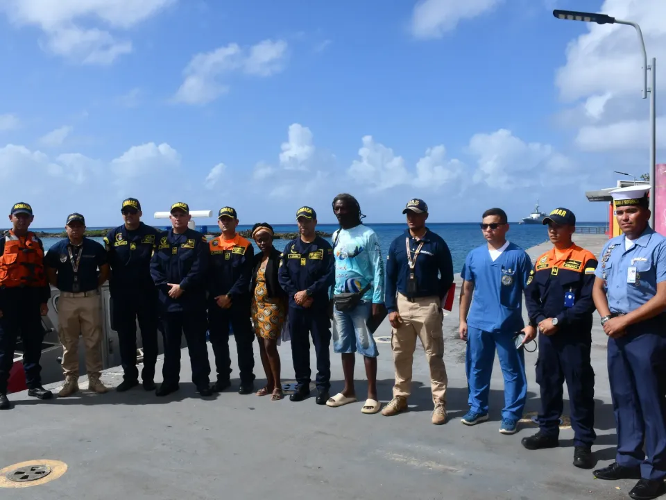 Armada apoyó rescate de dos personas a la deriva durante 47 días