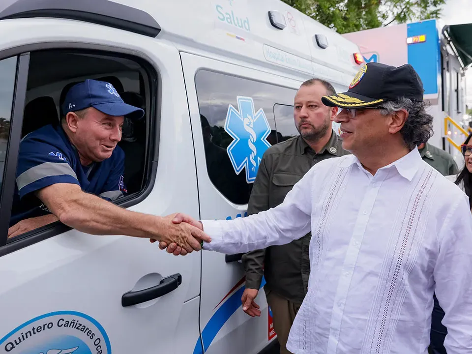 Reformas a la salud se implementarán bajo leyes actuales y no esperará al Congreso: Petro