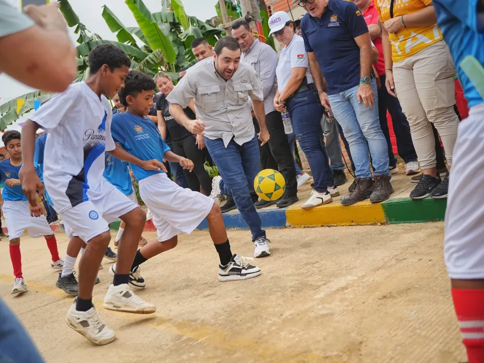 Gobernador Arana inauguró tres calles en La Conquista, Turbaco