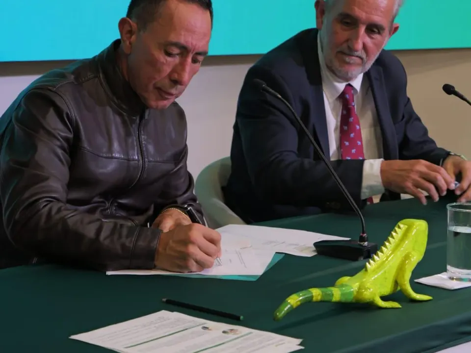 Ecopetrol logra acuerdo para compra de 1,300 megavatios de proyectos solares y eólicos en Colombia