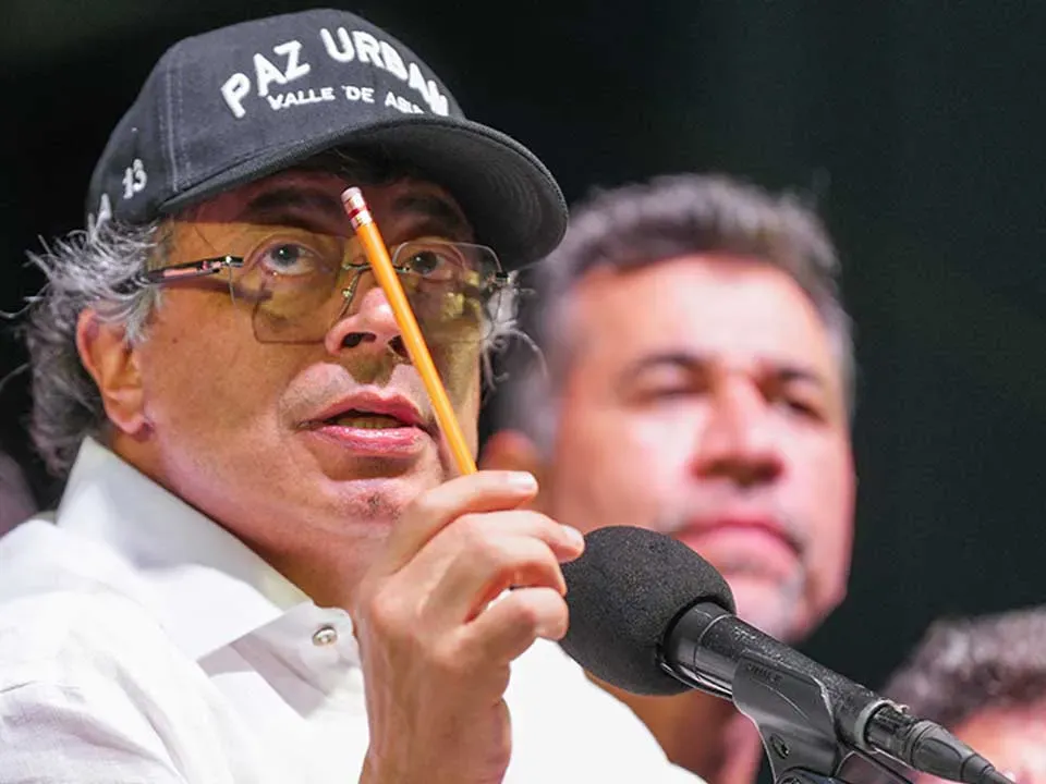 Petro deroga convocatoria a consulta popular pero convocará una constituyente