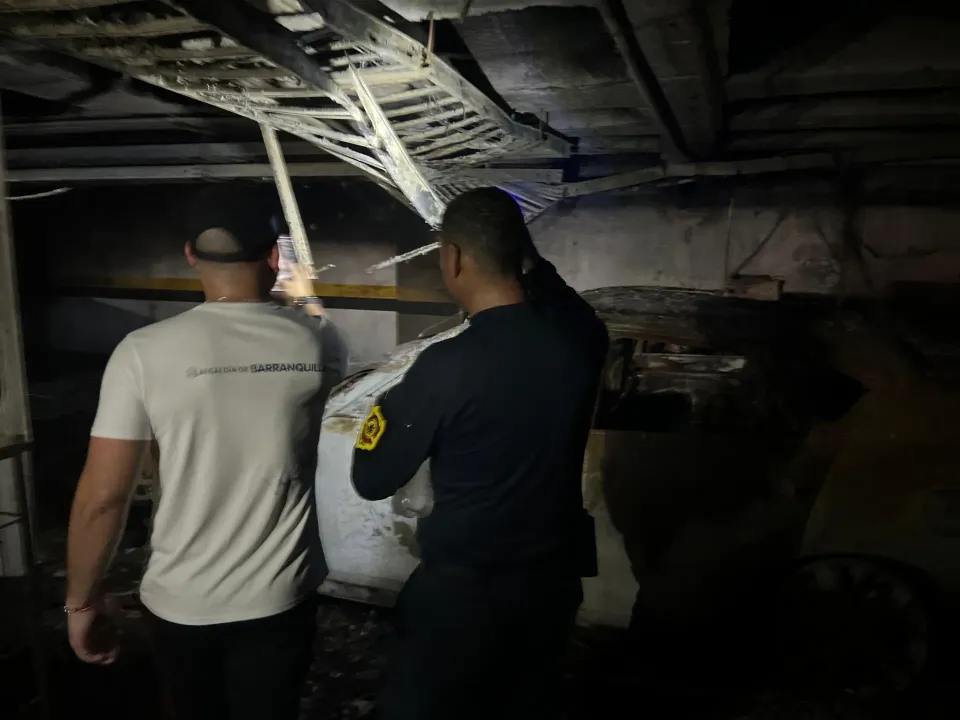 ¡Atención! Tres muertos y 45 lesionados en incendio conjunto residencial en Barranquilla