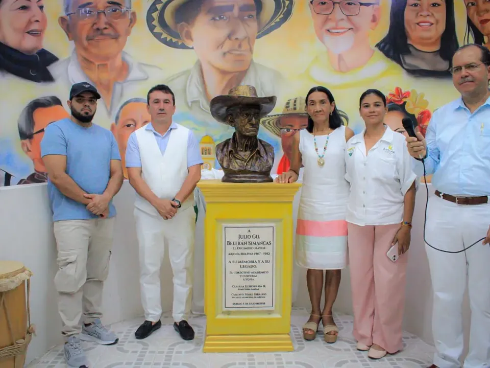 En Arjona, develan busto del decimero y poeta campesino Julio Gil Beltrán Simancas