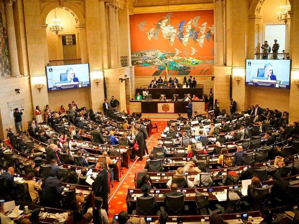 Petro descarta incremento a gasolina y cerveza: Congreso aprobó en primer debate presupuesto para 2026