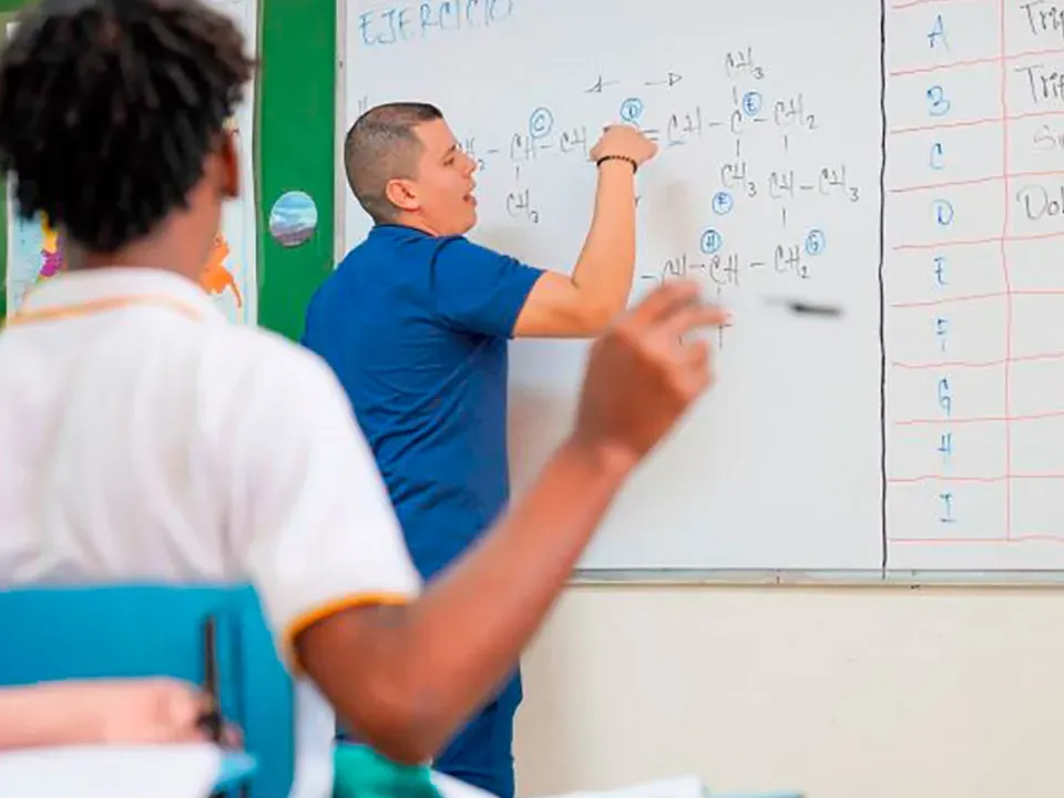 Para reforzar estabilidad laboral y proteger al magisterio, gobierno expidió resolución de traslados docentes