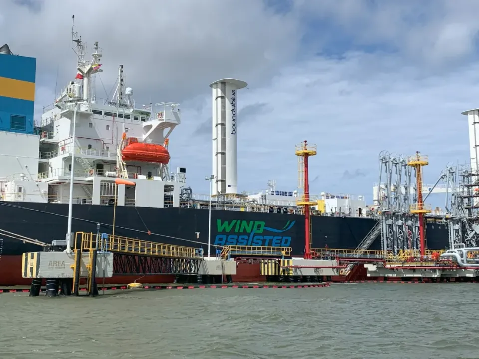 Operación de transporte marítimo en buque asistido con la fuerza del viento reduce emisiones de CO2 en 49%
