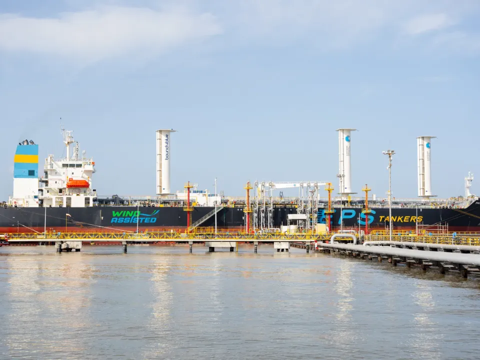 Refinería de Cartagena carga por primera vez 150 mil barriles de gasolina en buque con propulsión eólica