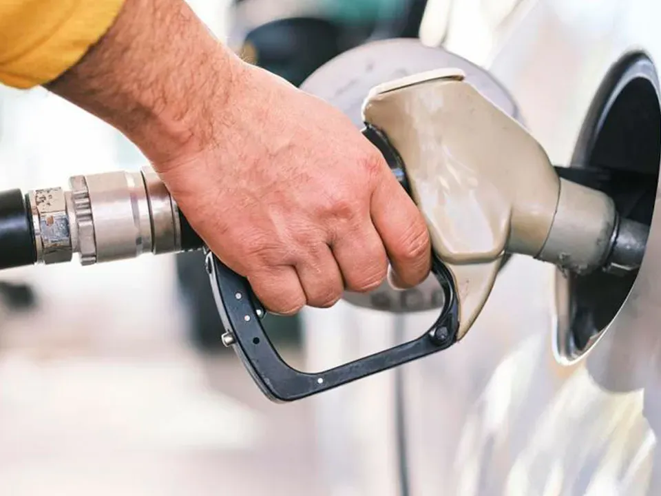 Desde hoy precio de la gasolina bajará $500 por galón: Minhacienda