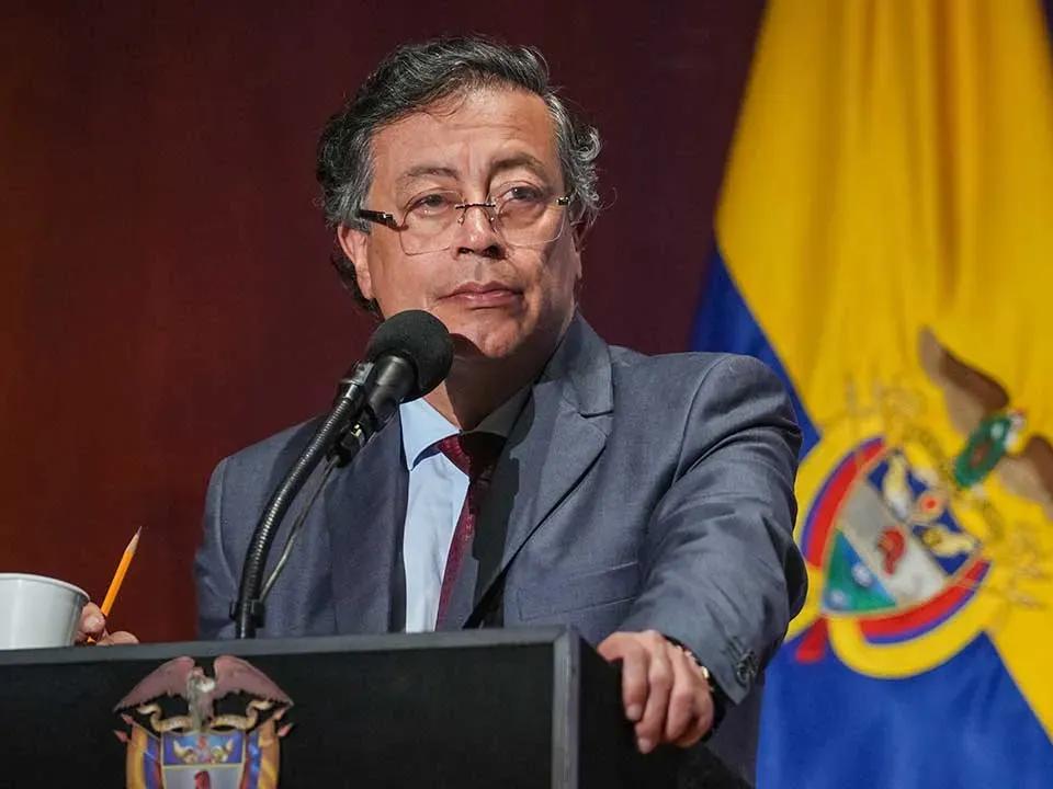 Respaldo a gestión de Petro aumentó 11 puntos y alcanzó el 49,1% en febrero de 2026, según Invamer
