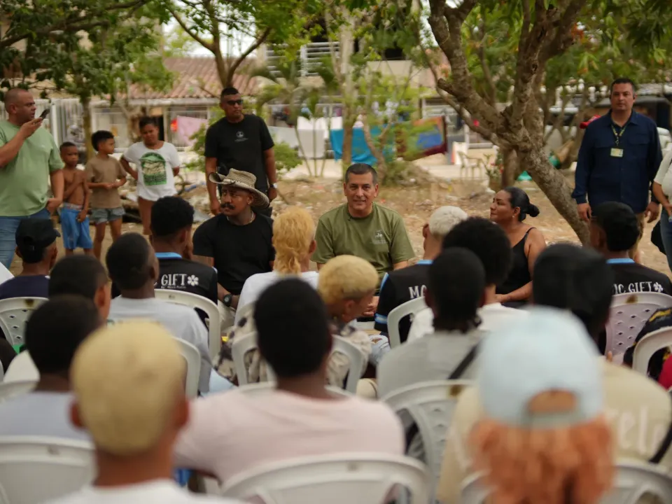 Dumek Turbay establece compromisos con jóvenes de Barrios Unidos en Cartagena