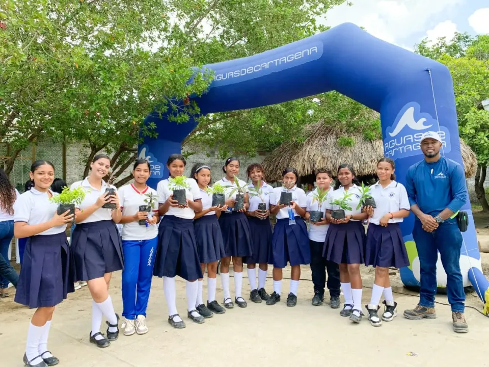 Con siembra de árboles Aguas de Cartagena conmemora Día Mundial de la Tierra