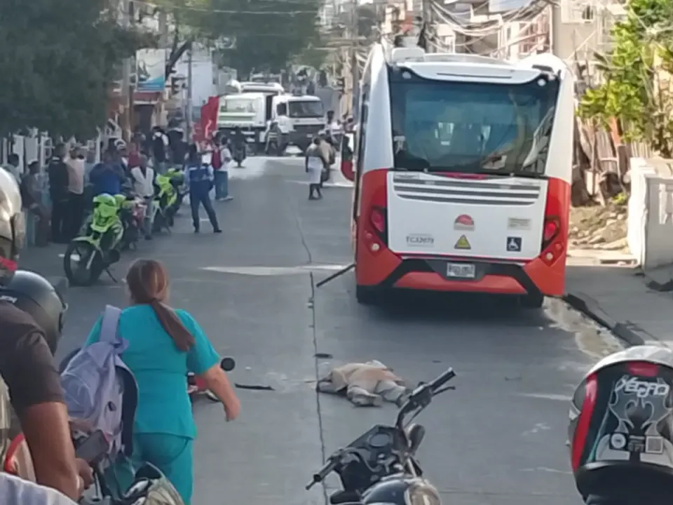 Un muerto y un herido en accidente de motocicleta y bus de Transcaribe