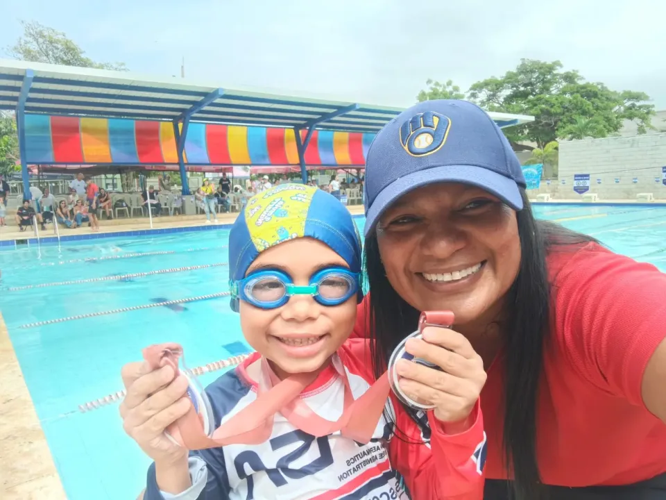 Profesora colombiana: finalista en reconocimiento mundial de natación por su trabajo en resiliencia
