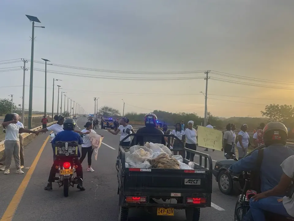 Comunidades bloquean Viaducto en la zona norte de Cartagena