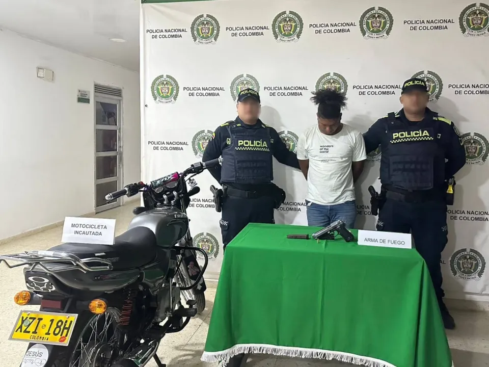Capturan a dos presuntos delincuentes y les incautan arma y motocicleta en Cartagena