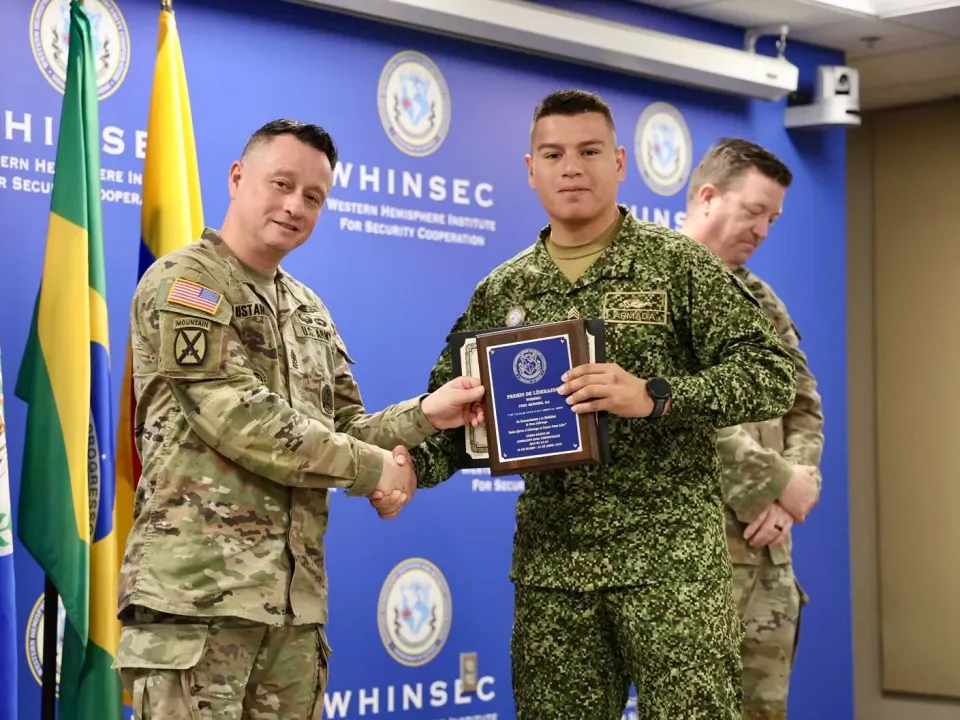 Suboficial de Infantería de Marina recibe premio al liderazgo en curso internacional en EE.UU.