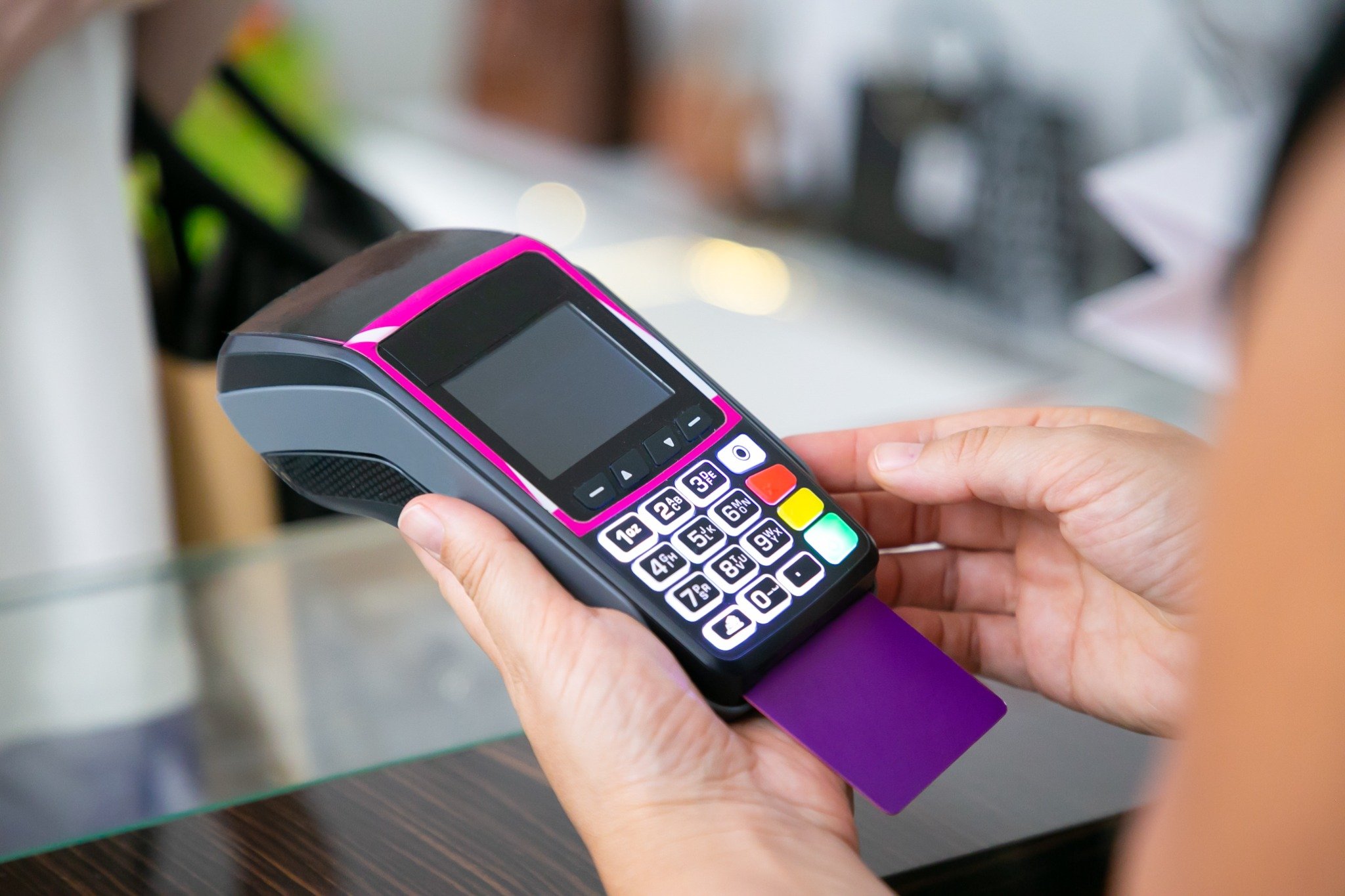 Día de la Madre impulsó consumo en Colombia con más de $1 billón de pesos facturado con transacciones electrónicas