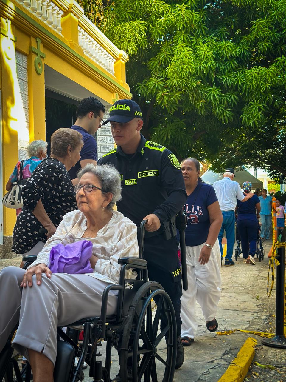 Policías acompañan y ayudan a quienes más lo necesitan a ejercer su derecho al voto