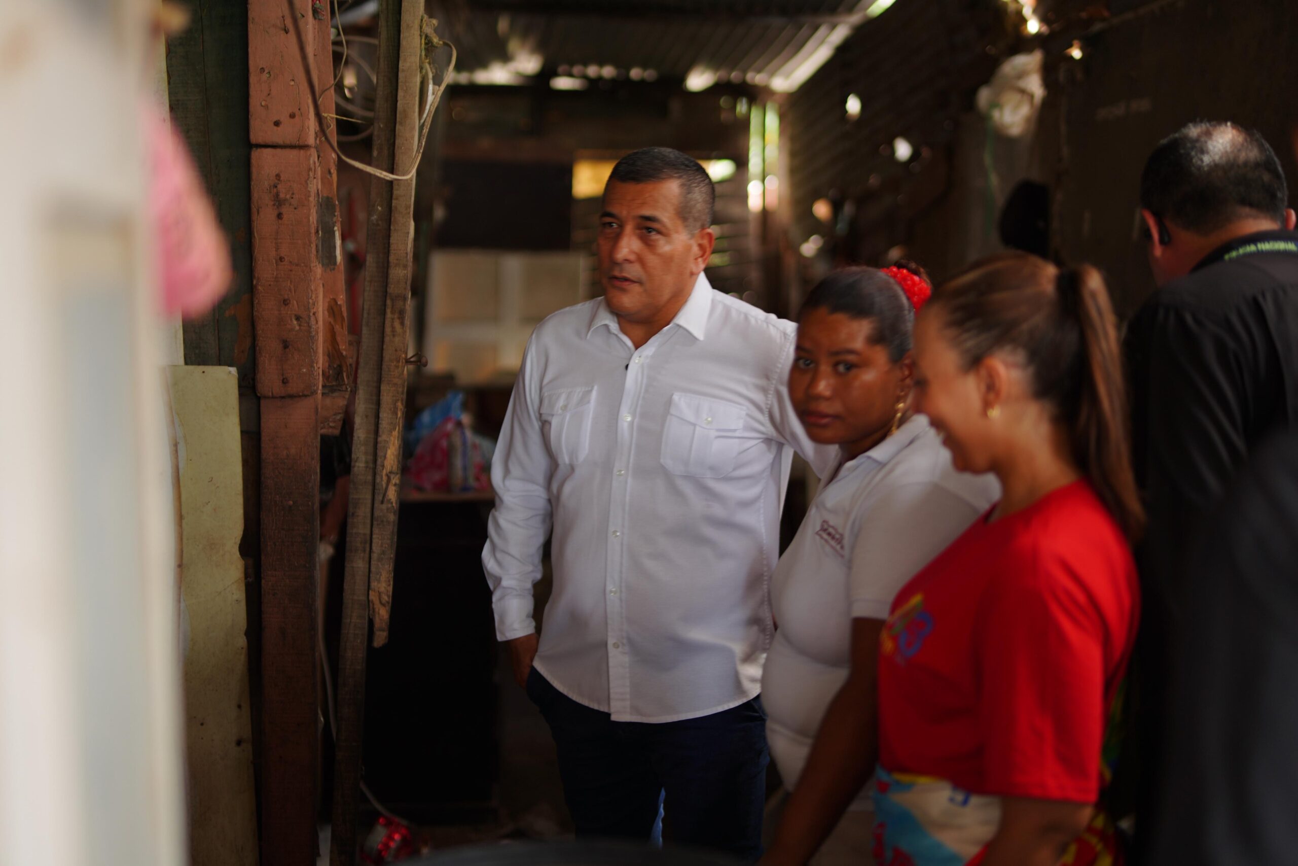 Dumek Turbay acompañó la reubicación de las últimas familias de Chambacú a viviendas dignas y propias