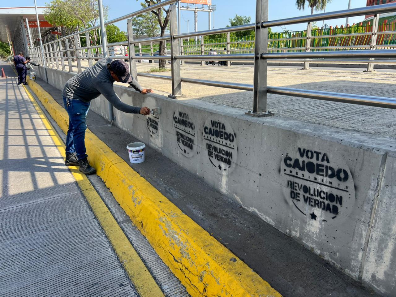 Campañas políticas vandalizan estaciones de TransCaribe con mensajes proselitistas