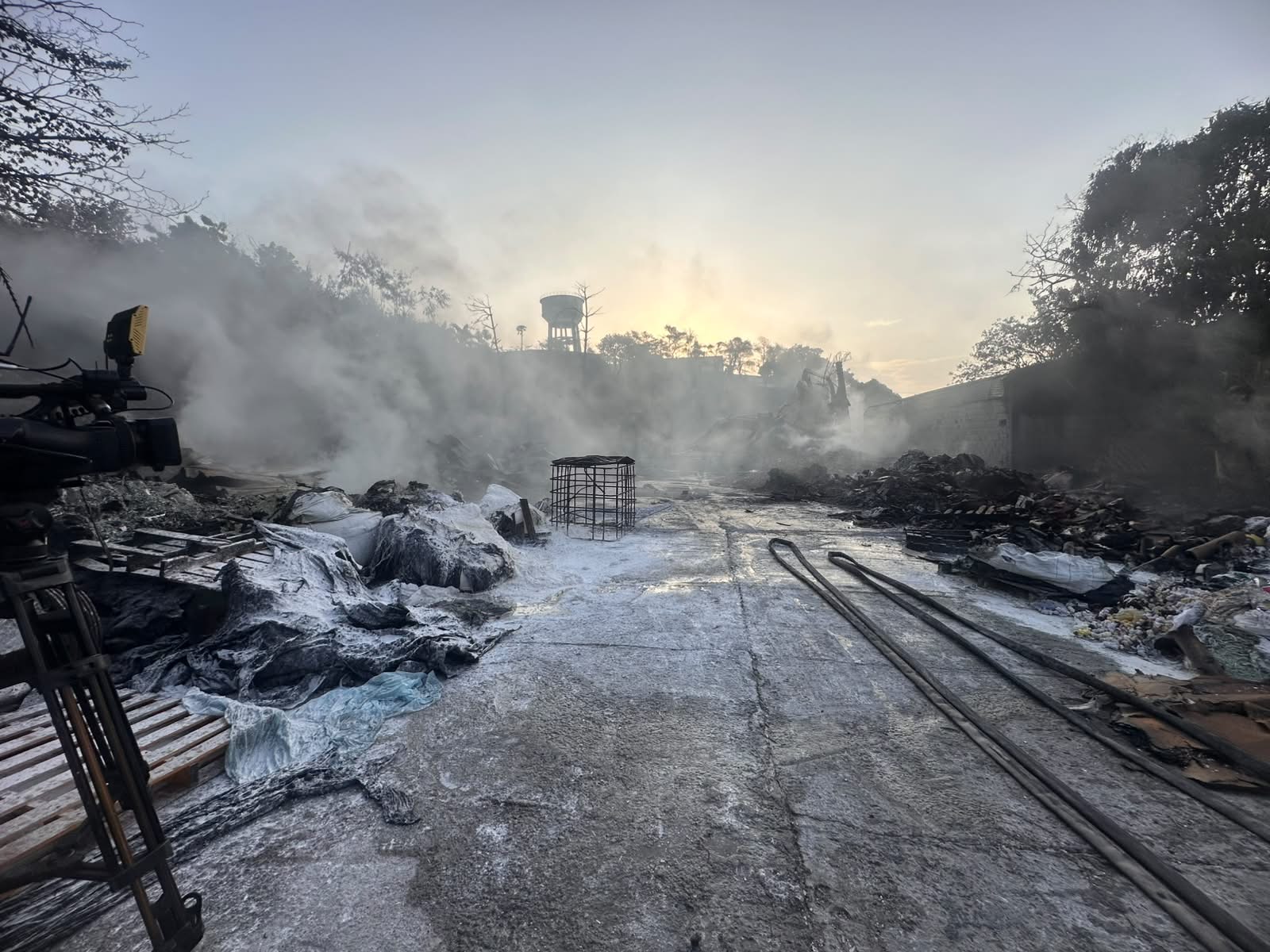 Millonarias pérdidas dejó incendio que destruyó bodega de reciclajes en Henequén