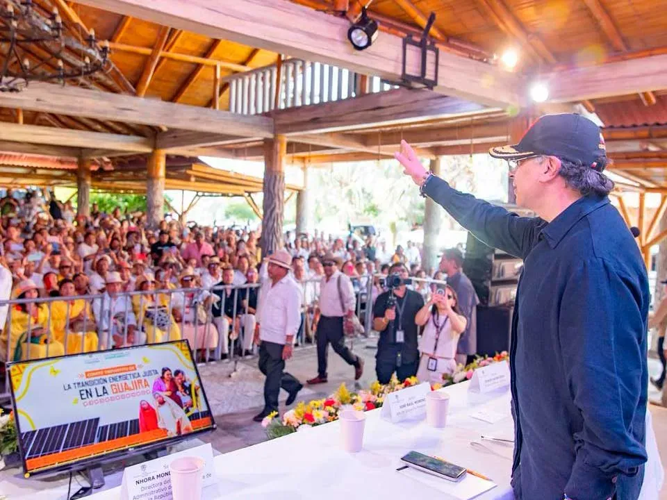 Petro plantea concertar con Glencore uso del tren del carbón para beneficio de comunidades de La Guajira