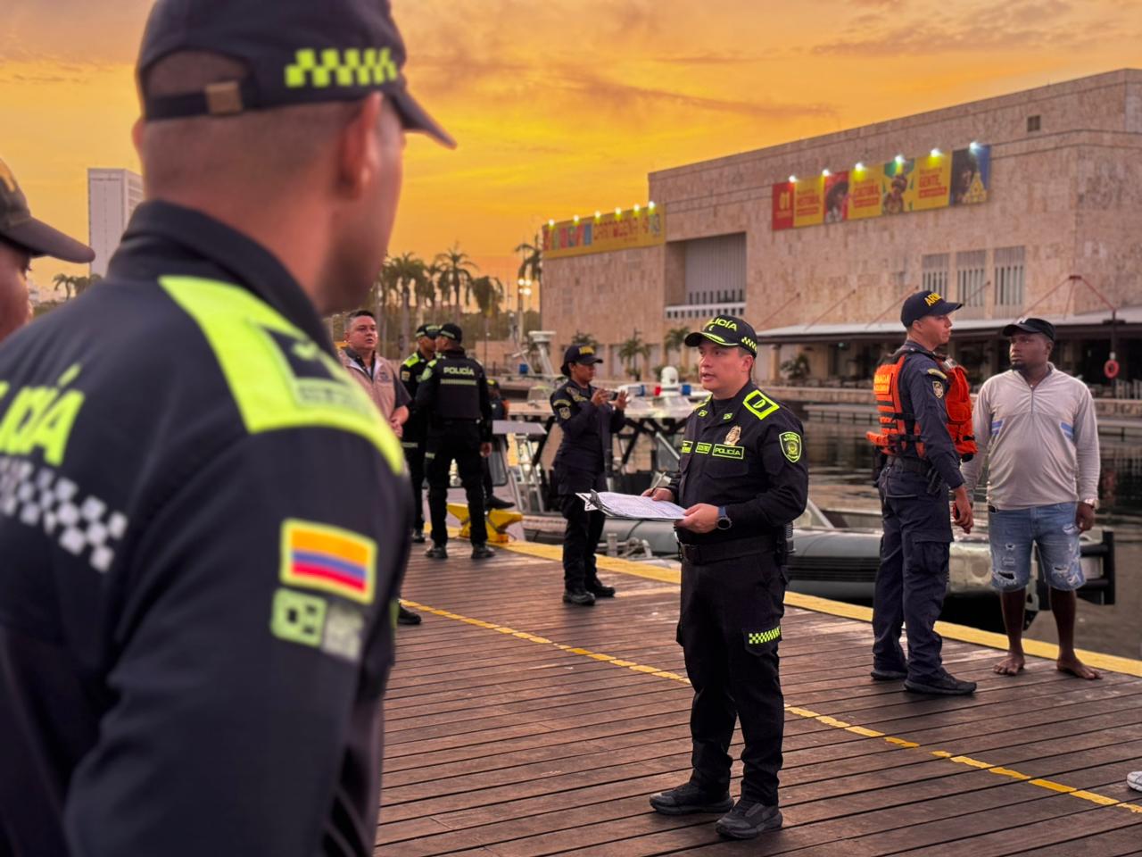 Uniformados de la Policía zarpan a zonas insulares para blindar la democacracia