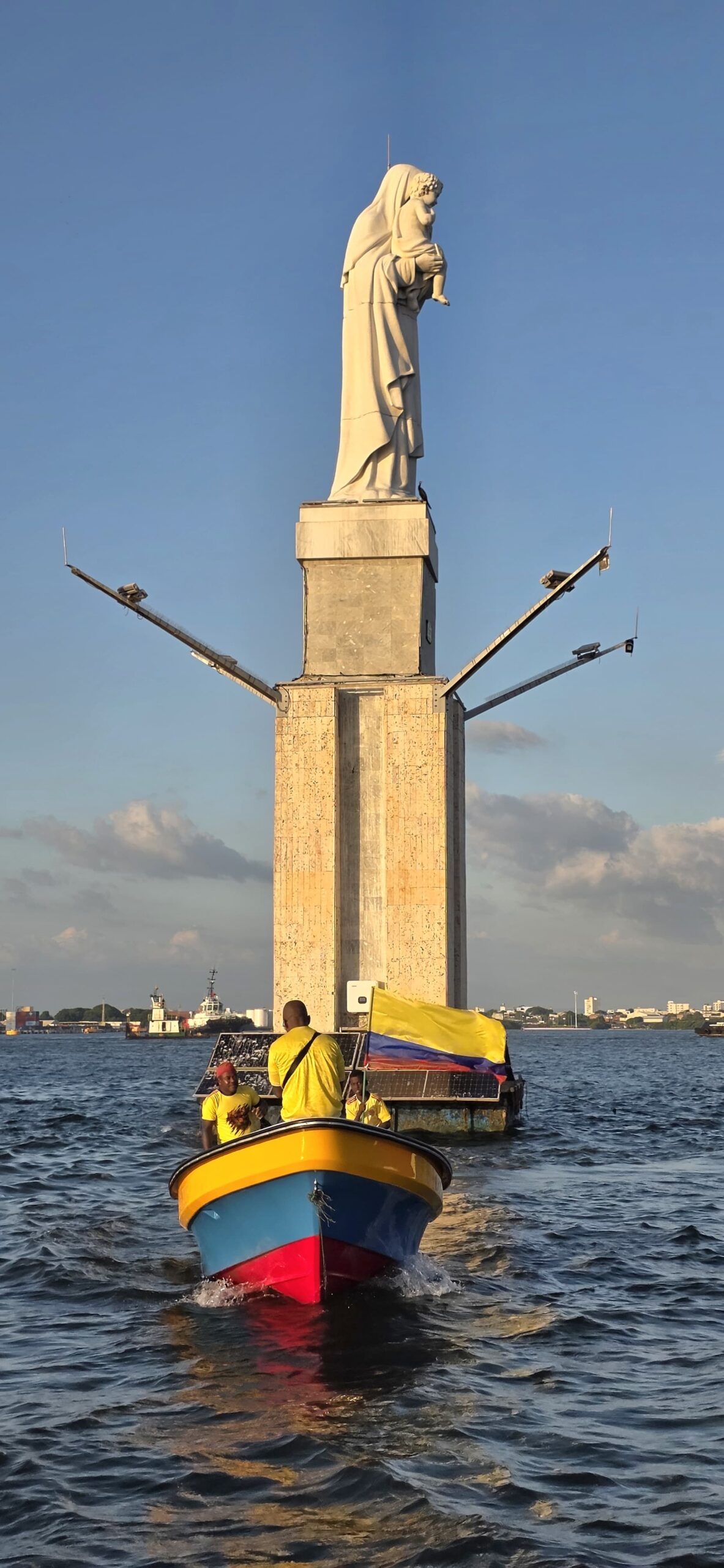 Más de 200 embarcaciones participaron en histórica caravana náutica por la Patria en Cartagena