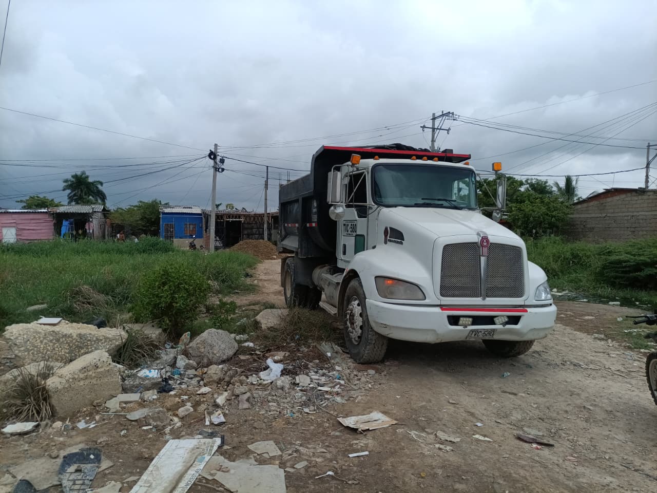 Sorprenden conductor de volqueta arrojando escombros en Ciénaga de la Virgen