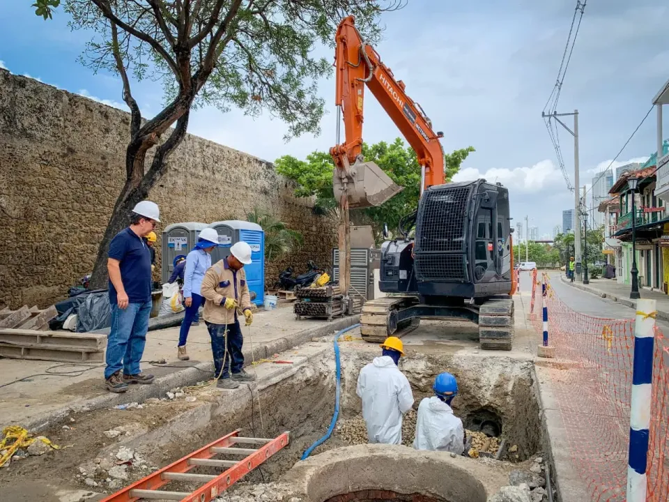 ACUACAR reemplaza tubería de alcantarillado sin necesidad de excavaciones a cielo abierto