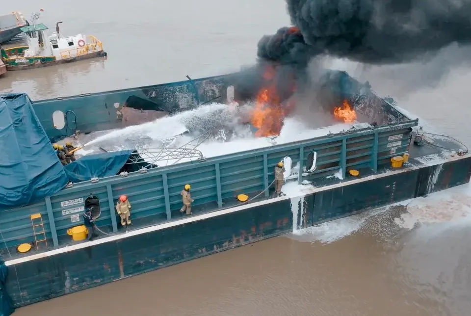Afinia atiende emergencia eléctrica provocada por incendio de barcaza en Pasacaballos