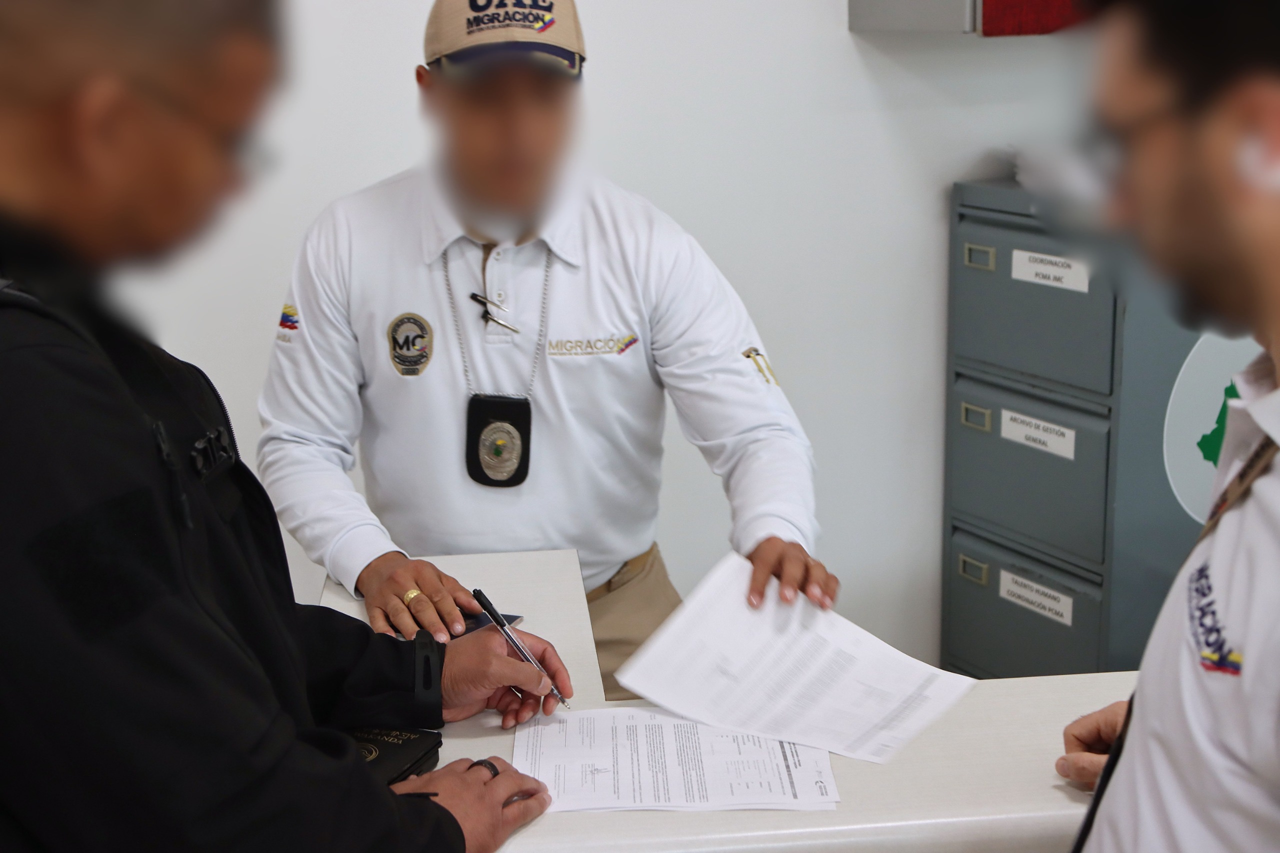 Migración Colombia inadmitió a 21 extranjeros vinculados a producción de contenido para adultos