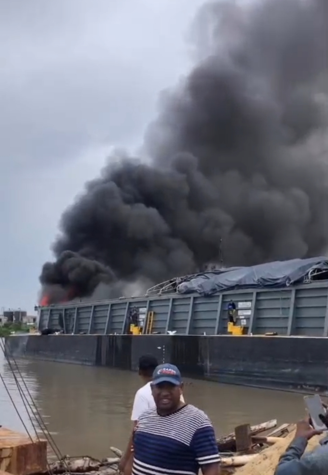 Emergencia por explosión de barcaza en Pasacaballos