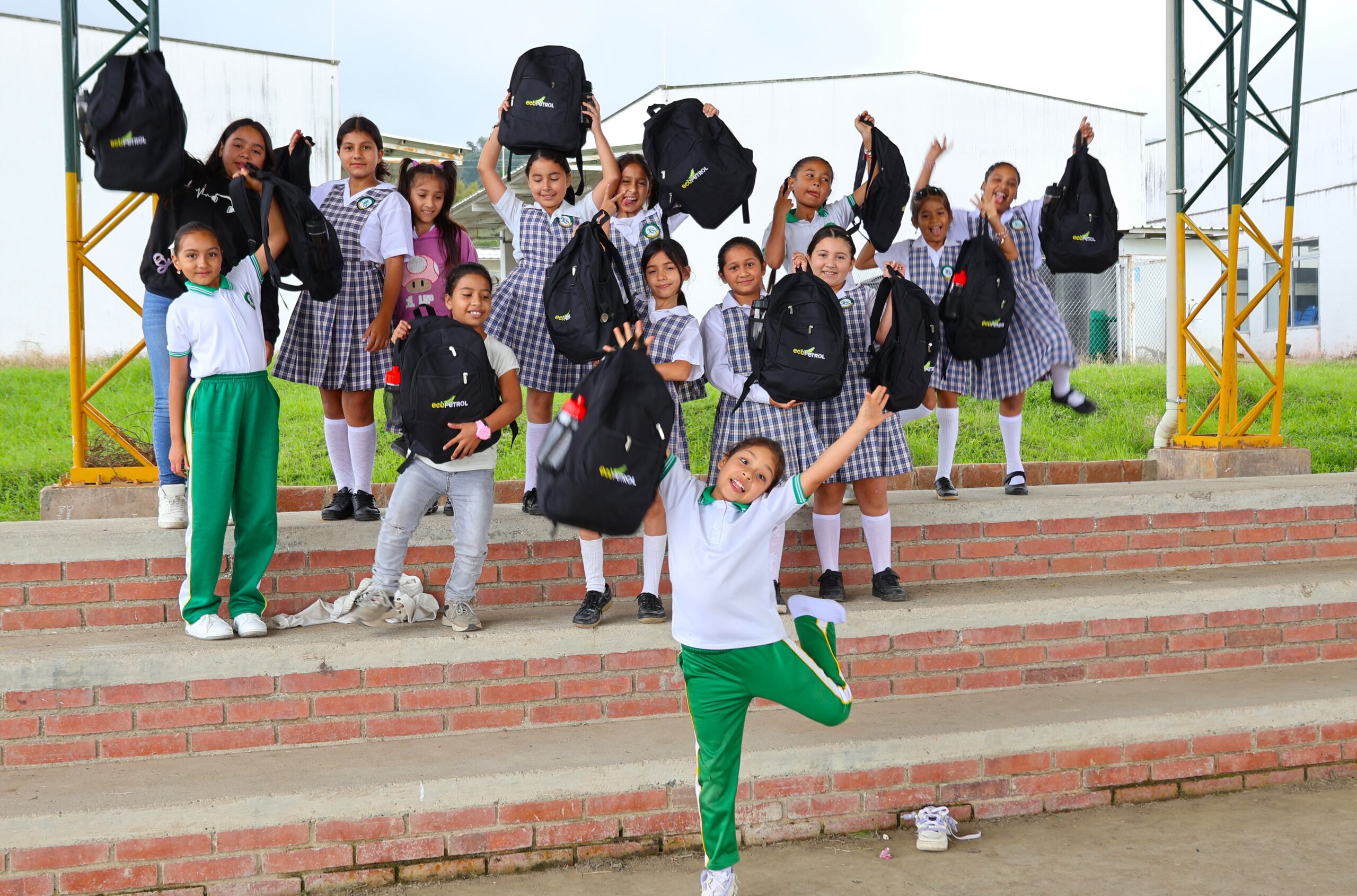Ecopetrol impulsa la educación con entrega de 52.300 kits escolares en Colombia