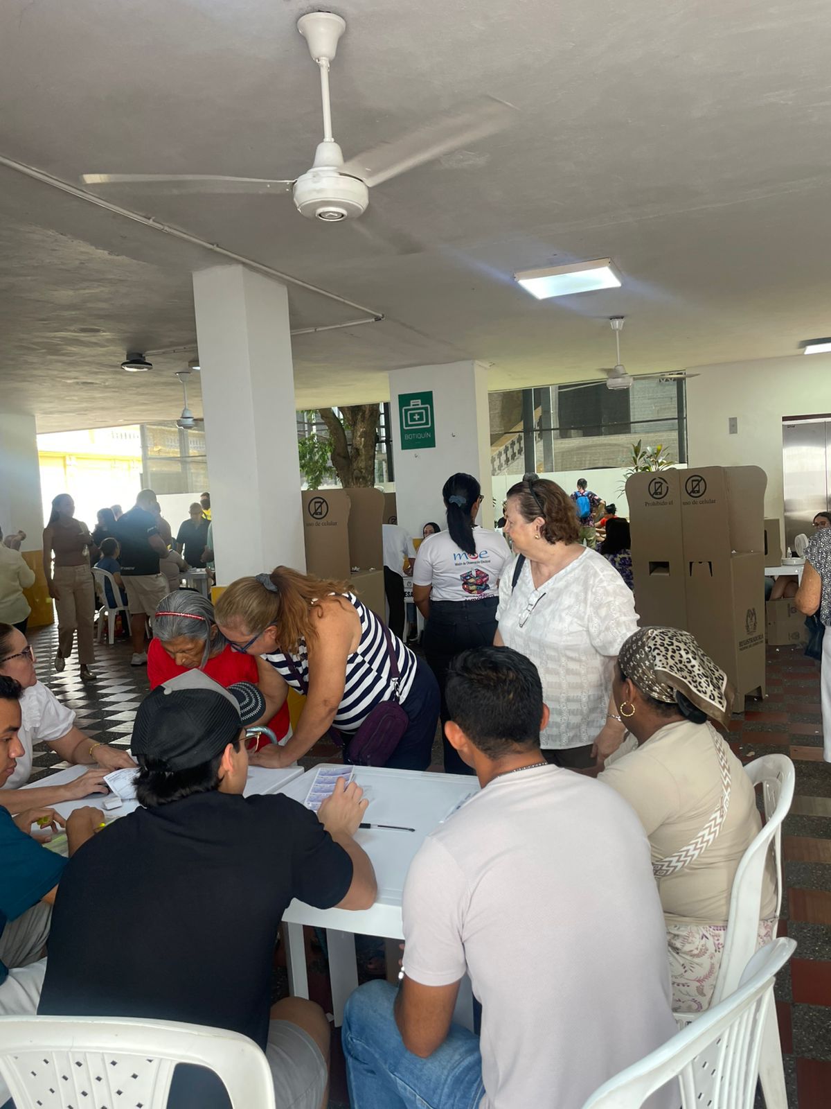 MOE reporta en Cartagena alta afluencia de votantes y largas filas en puestos de votación